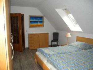 1 dormitorio con 1 cama, vestidor y escritorio en Trassenheide Strandgalopp am Walde Wohnung W1TE en Trassenheide