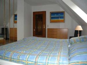1 dormitorio con 1 cama grande en una habitación en Trassenheide Strandgalopp am Walde Wohnung W1TE en Trassenheide