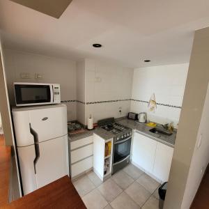 eine kleine Küche mit Mikrowelle und Kühlschrank in der Unterkunft Salta Hills in Salta