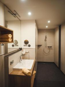 een badkamer met een wastafel en een douche bij Landgasthof Zum Stern in Hammelburg- Obererthal