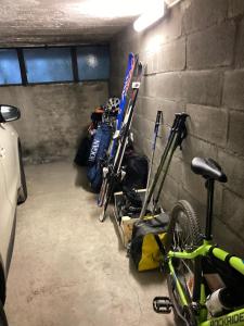 ein Zimmer mit einem Haufen Skier in einer Garage in der Unterkunft Appartamento + box a Cervinia con vista in Breuil-Cervinia