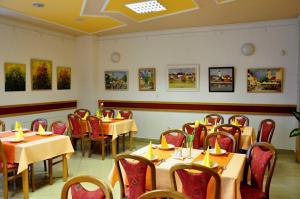 Reštaurácia alebo iné gastronomické zariadenie v ubytovaní Tatra Hotel