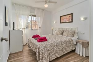 A bed or beds in a room at Apartamento Amador frente al Mar