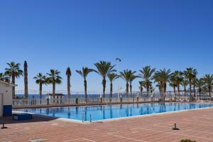 The swimming pool at or close to Apartamento Amador frente al Mar