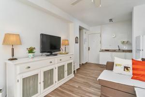 A television and/or entertainment centre at Apartamento Amador frente al Mar