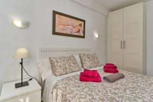 A bed or beds in a room at Apartamento Amador frente al Mar