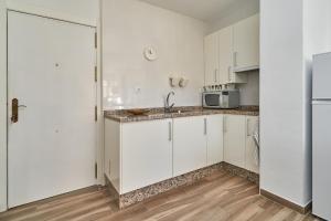 A kitchen or kitchenette at Apartamento Amador frente al Mar