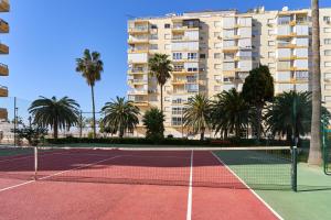 Tennis and/or squash facilities at Apartamento Amador frente al Mar or nearby