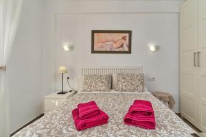 A bed or beds in a room at Apartamento Amador frente al Mar Még 14 kép