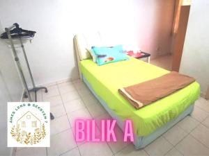1 dormitorio con 1 cama de color verde y amarillo en Ames Leng I-City Home Sweet Home, en Shah Alam