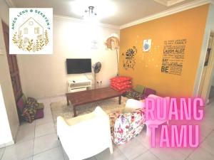 sala de estar con sofá y TV en Ames Leng I-City Home Sweet Home, en Shah Alam