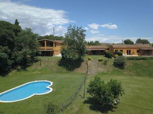 an aerial view of a yard with a swimming pool at LAS GLICINIAS casa rural en el campo in Tordera