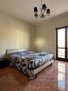ein Schlafzimmer mit einem großen Bett in einem Zimmer in der Unterkunft Appartamenti Estivi in Cirò Marina