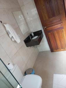 Um banheiro em Chalés e suítes lima