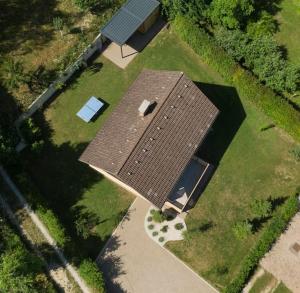 uma vista superior de uma casa com um telhado em Private green getaway em Bled