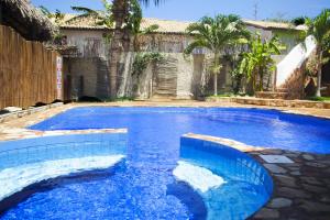 A piscina localizada em B&B Girassol ou nos arredores