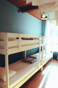Eau Berges - Chez Mamie في Vicdessos: سريرين بطابقين في غرفة ذات جدار أزرق