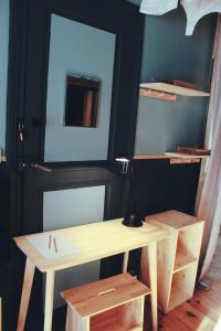 biurko z lampką i lustrem w pokoju w obiekcie Eau Berges - Chez Mamie w mieście Vicdessos