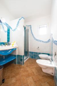 奧羅塞伊的住宿－Micali，浴室配有卫生间、盥洗盆和淋浴。