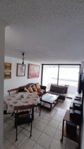 sala de estar con sofá y mesa en Departamento Avenida Del Mar, en La Serena