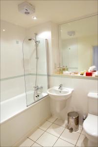 y baño con lavabo, ducha y aseo. en Chelmsford Serviced Apartments, en Chelmsford