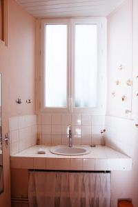 a bathroom with a sink and two windows at Eau Berges - Chez Mamie in Vicdessos