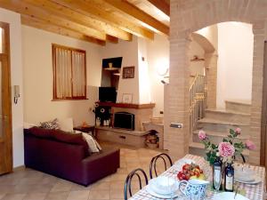 un soggiorno con divano e tavolo con fiori di Casa di Simone a Como