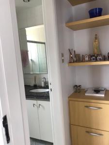 y baño con lavabo y espejo. en Apartamento Oceano Atlantico, en Salvador