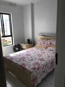 1 dormitorio con cama y ventana en Apartamento Oceano Atlantico, en Salvador