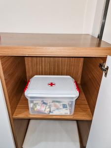 un cajón en un armario con una caja blanca dentro en LUJOSO PISO CÉNTRICO EN MURCIA con 3 habitaciones, en Murcia