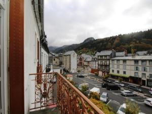 ein Blick auf eine Stadt von einem Balkon in der Unterkunft Mont-Dore : Beau T2 avec WIFI en centre, proche Thermes - FR-1-608-163 in Le Mont-Dore + 6 Fotos