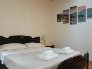 una camera da letto con un letto e due asciugamani di Casa di Simone a Como