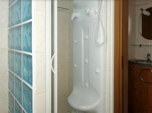 una doccia bianca in un bagno con porta in vetro di Casa di Simone a Como