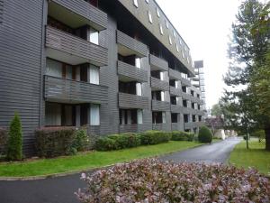 ein großes Apartmenthaus mit einer Straße davor in der Unterkunft Appartement Mont-Dore, 2 pièces, 4 personnes - FR-1-608-189 in Le Mont-Dore