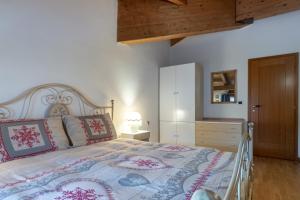 Postel nebo postele na pokoji v ubytování DolomiApartments - Casa Margherita