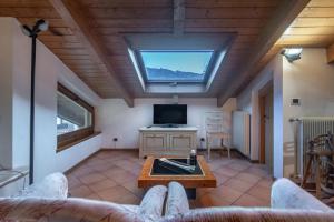 TV a/nebo společenská místnost v ubytování DolomiApartments - Casa Margherita