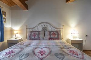 Postel nebo postele na pokoji v ubytování DolomiApartments - Casa Margherita
