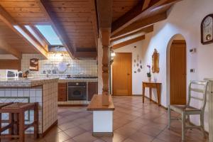 Kuchyň nebo kuchyňský kout v ubytování DolomiApartments - Casa Margherita + 17 fotografií