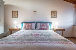 Postel nebo postele na pokoji v ubytování DolomiApartments - Casa Margherita