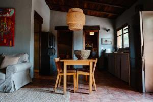 cocina con mesa y silla en una habitación en La Viña. Casa rural en el campo, en Tordera
