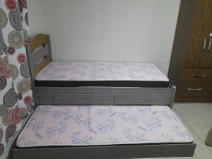 Een bed of bedden in een kamer bij QUITINETE DO AMORIM