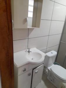 Een badkamer bij QUITINETE DO AMORIM