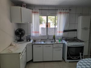 Η κουζίνα ή μικρή κουζίνα στο QUITINETE DO AMORIM