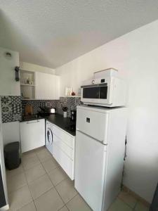 A kitchen or kitchenette at Appartement Centre Ville Sainte-Maxime Tout à Pied