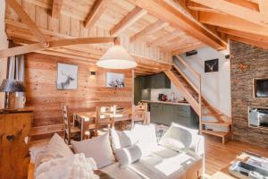 un salon avec un canapé blanc et une table dans l'établissement Les Loups Blancs, duplex rénové en 2022, pied des pistes, à Montgenèvre