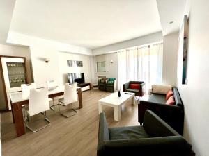 Luxurious apartment with sea view - Cannes في كان: غرفة معيشة مع أريكة وطاولة