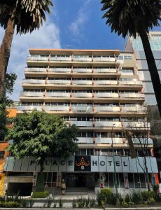 un gran edificio de apartamentos con un cartel en Hotel Palace México, en Ciudad de México