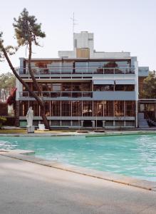 un bâtiment avec une piscine en face d'un bâtiment dans l'établissement Vintage Hotel Parque do Rio, à Esposende