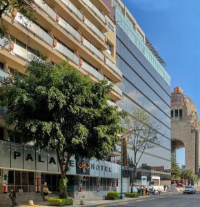 un edificio con un árbol frente a una calle en Hotel Palace México, en Ciudad de México