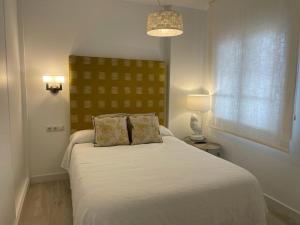 Postel nebo postele na pokoji v ubytování Piso en Fuengirola Castillo Sohail + 21 fotografií